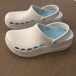 New VKTRY White and Blue Recovery Clogs Size 6.5/7
